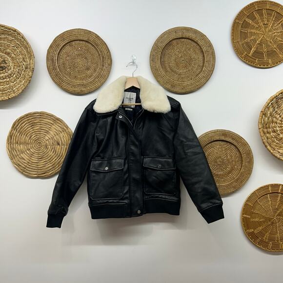 $160 Abercrombie Black Faux Fur Collared Vegan Leather Bomber Jacket Coat Small - Picture 2 of 7